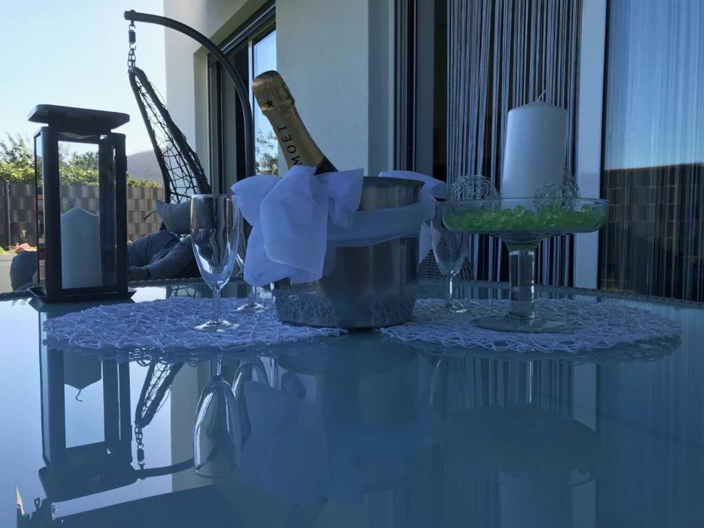 Hedonist-Luxury 2 Bedroom Apartment With Private Hot Tub, Garden And Free Parking Trogir Exterior foto