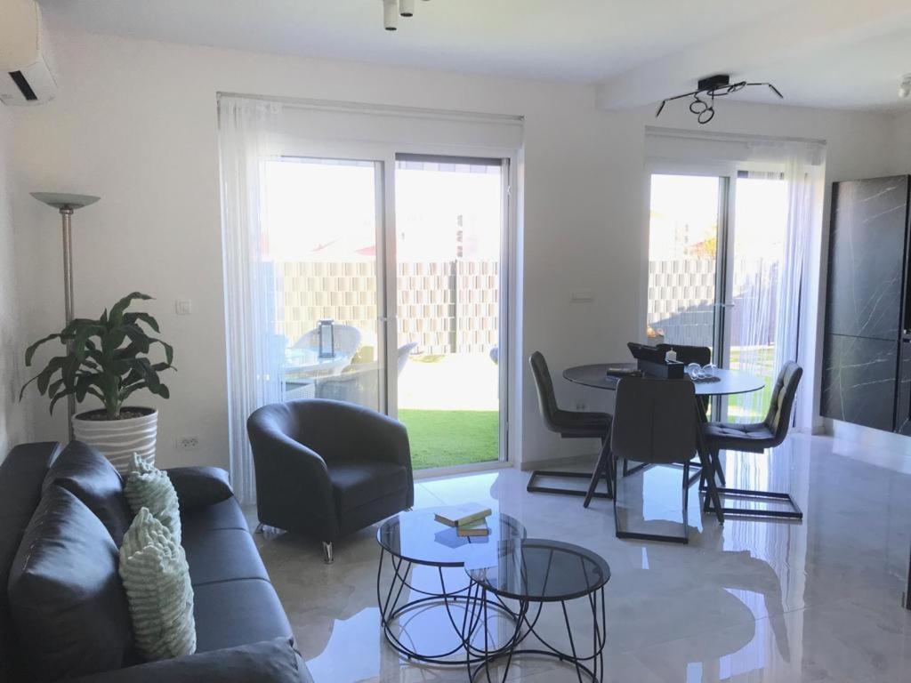 Hedonist-Luxury 2 Bedroom Apartment With Private Hot Tub, Garden And Free Parking Trogir Exterior foto