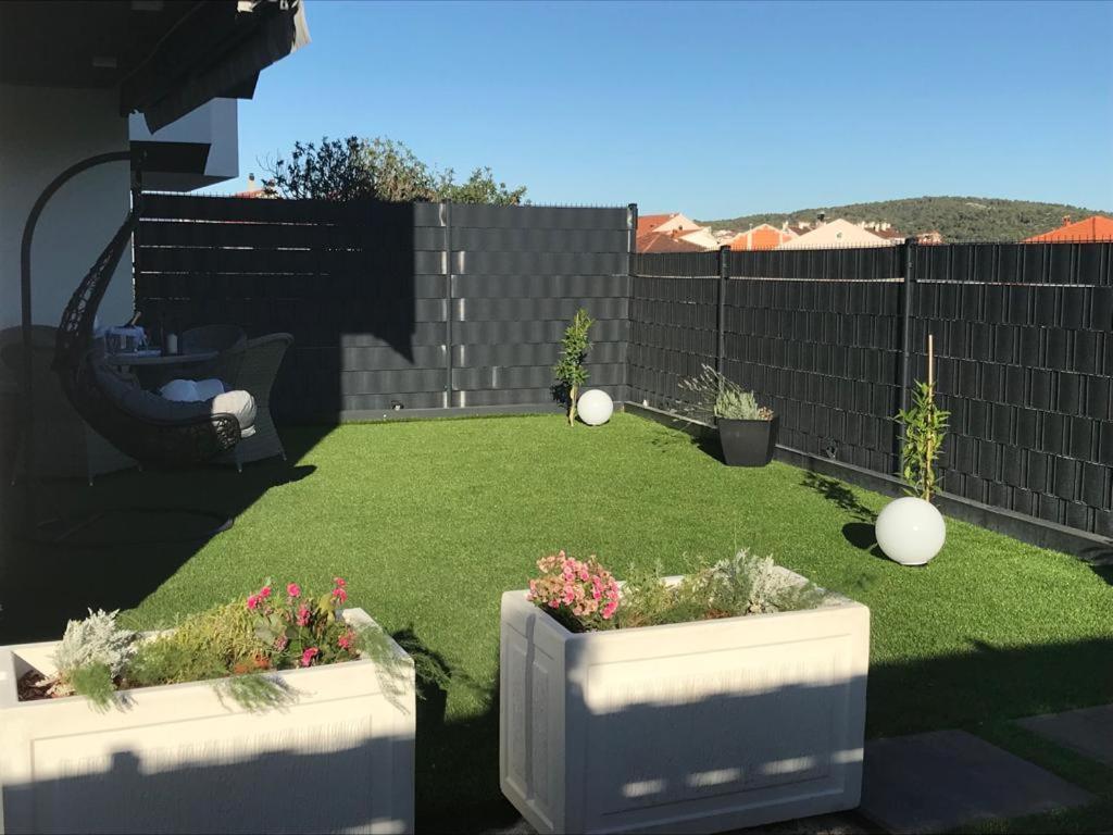 Hedonist-Luxury 2 Bedroom Apartment With Private Hot Tub, Garden And Free Parking Trogir Exterior foto