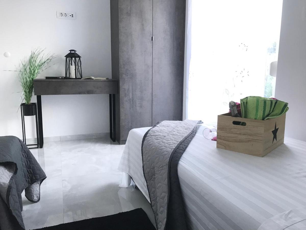 Hedonist-Luxury 2 Bedroom Apartment With Private Hot Tub, Garden And Free Parking Trogir Exterior foto