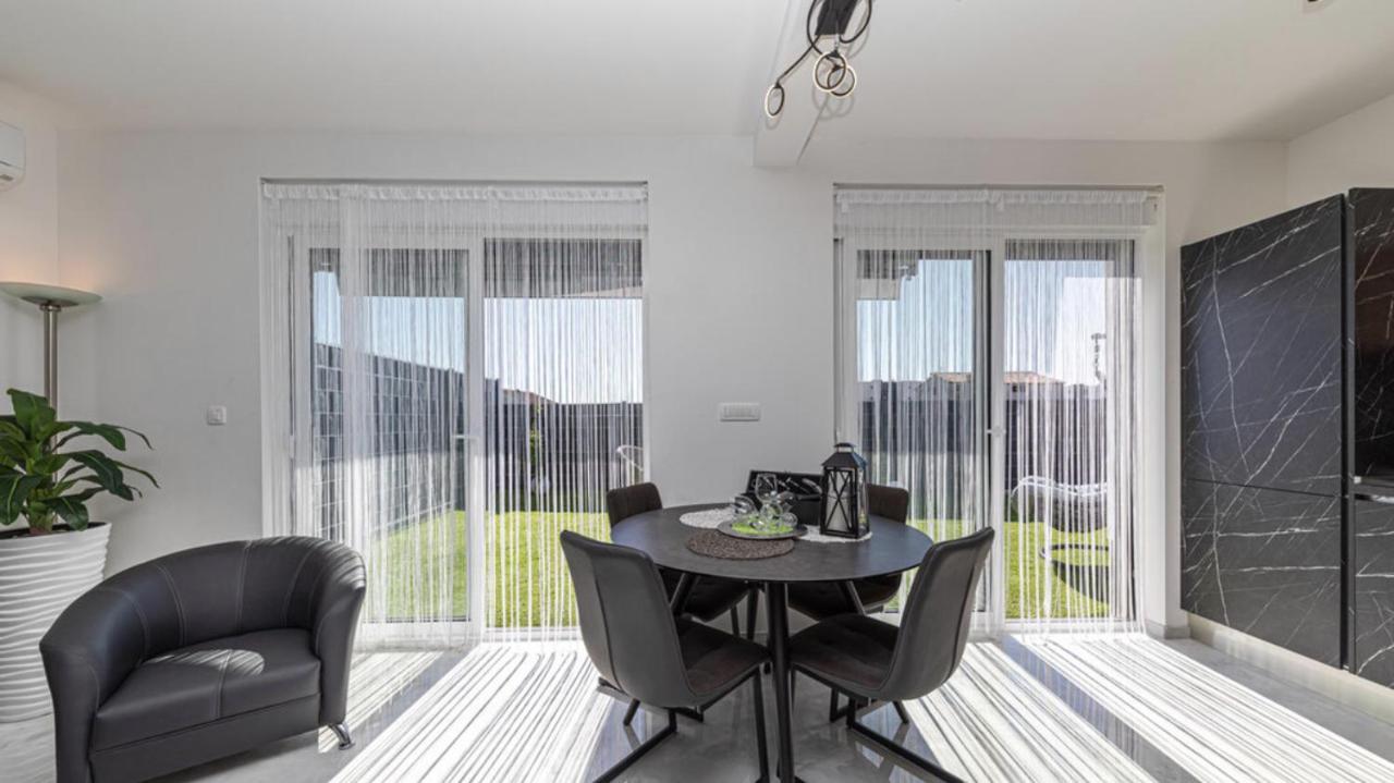 Hedonist-Luxury 2 Bedroom Apartment With Private Hot Tub, Garden And Free Parking Trogir Exterior foto