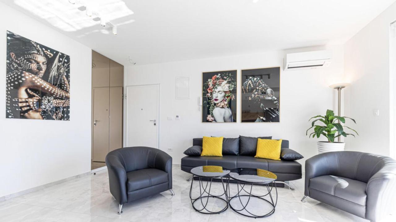 Hedonist-Luxury 2 Bedroom Apartment With Private Hot Tub, Garden And Free Parking Trogir Exterior foto